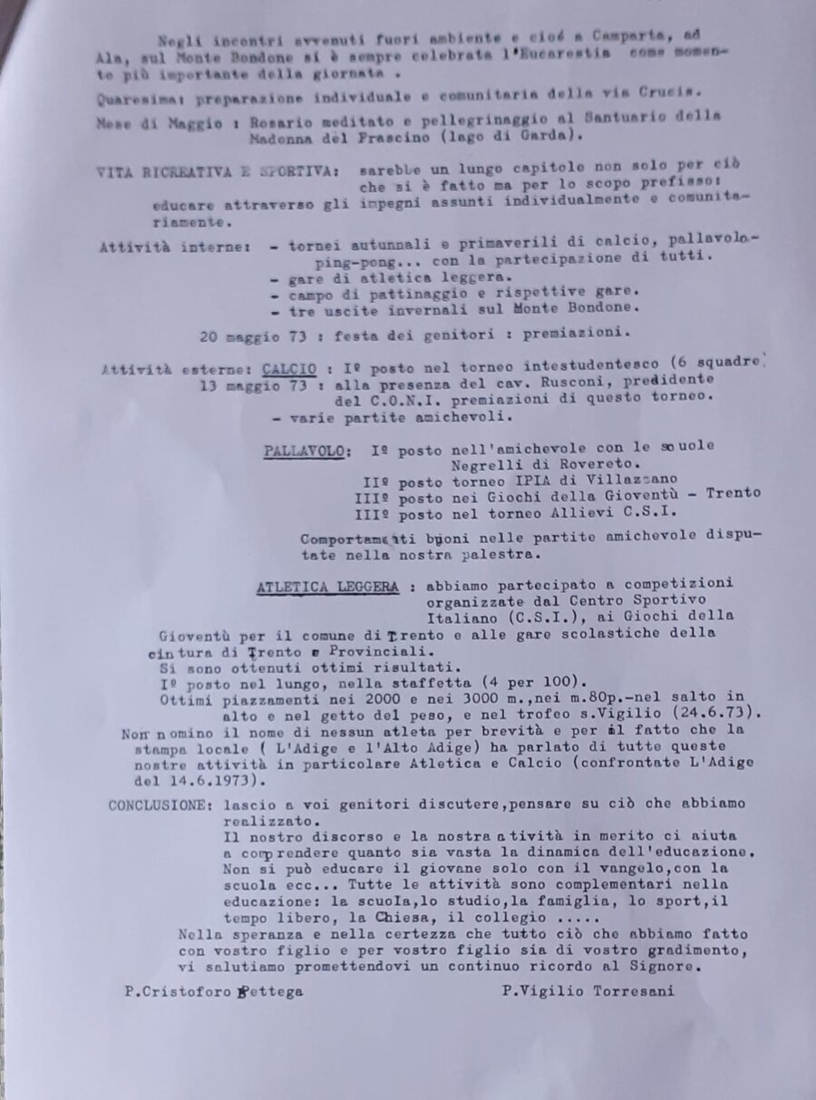 Documenti e quaderni appoggiati su una scrivania